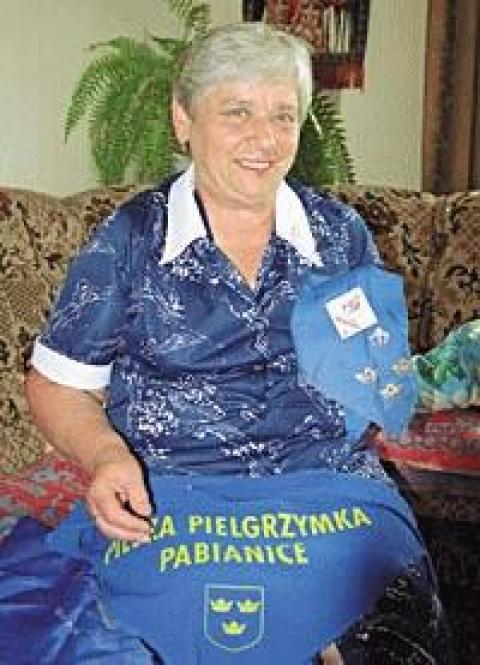 Aleksandra Szczepankowa zbiera chusty, które dostają pielgrzymi. Do każdej są przypięte pamiątkowe znaczki. Na wielu napis &#8222;pielgrzymka&#8221; jest stylizowany na czerwony napis &#8222;Solidarno