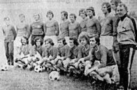 Jedenastka Widzewa Łódź po awansie do I ligi (1974 r.). Paweł Janas stoi czwarty z lewej