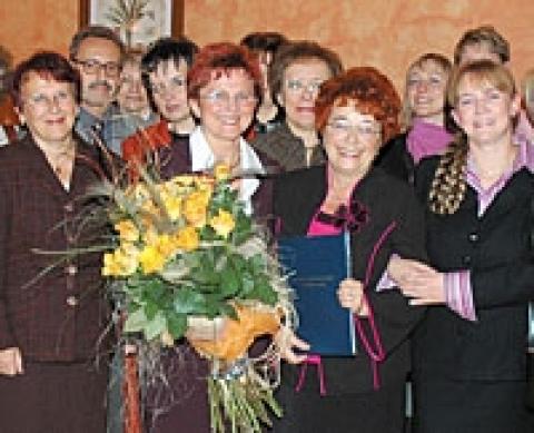 Doktor Maria Sikora-Drobniewska (z dyplomem) w otoczeniu lekarzy z oddziału pediatrii wraz z ich szefową doktor Dorotą Kardas-Sobantką (trzyma kwiaty)