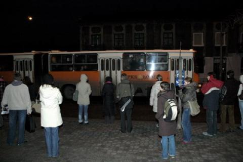 Przystanek przed SDH Trzy Korony, godz. 7.10 - autobus wielkopojemny PKS-u przyjeżdża, ale nie zatrzymuje się. Studenci czekają dalej