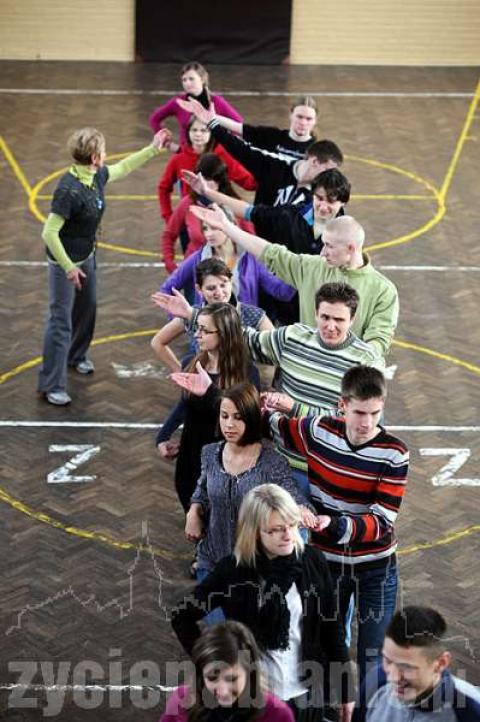 Uczniowie ZS nr 2 trenują poloneza w sali gimnastycznej. Na studniówce zatańczą 24 pary