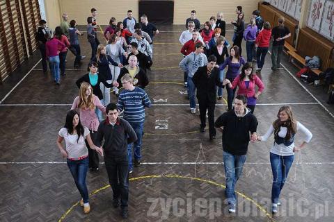 Uczniowie ZS nr 2 trenują poloneza w sali gimnastycznej. Na studniówce zatańczą 24 pary