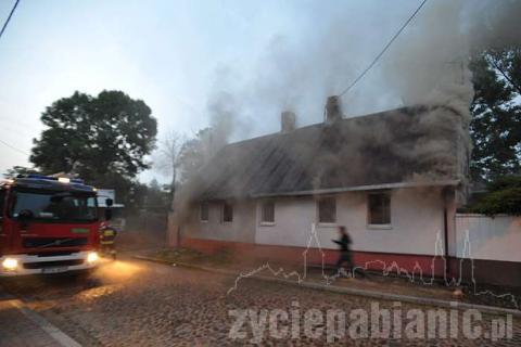 Kilka osób zostało bez dachu nad głową. Palił się drewniany dom przy ul. Bugaj