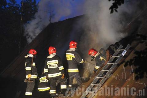 Kilka osób zostało bez dachu nad głową. Palił się drewniany dom przy ul. Bugaj