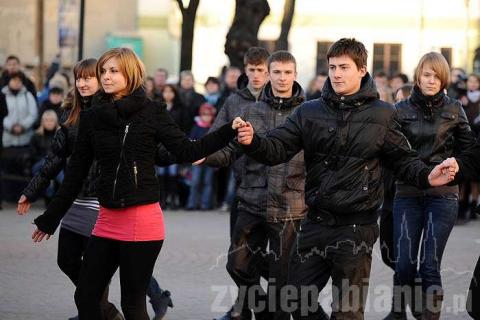 Uczniowie klas maturalnych zatańczyli poloneza przed Urzędem Miejskim.