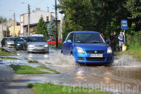 Pękła rura na ul. Myśliwskiej. W kilka chwil woda zalała prawie całą ulicę.