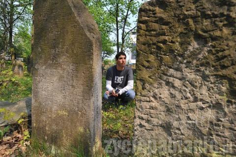 Grupa amerykańskich Żydów odwiedziła cmentarz żydowski w Pabianicach