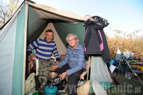 Bezdomna para przez pół roku koczowała w namiocie. Po naszym artykule prezydent znalazł dla nich mieszkanie