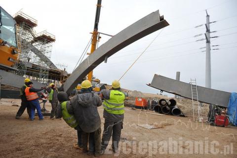 Montaż 60-tonowego przęsła na wiadukcie obwodnicy Pabianic 