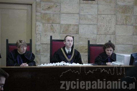 Ławnicy z Pabianic z sędzią na sprawie karnej