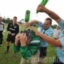 Włókniarz Pabianice świętował dziś awans do IV ligi. Był szampan i podrzucanie trenera.