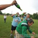 Włókniarz Pabianice świętował dziś awans do IV ligi. Był szampan i podrzucanie trenera.
