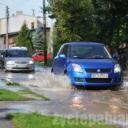 Pękła rura na ul. Myśliwskiej. W kilka chwil woda zalała prawie całą ulicę.