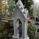 Anioł z piaskowca na bezimiennym grobie na cmentarzu ewangelickim