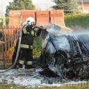 W Woli Zaradzyńskiej auto przeleciało na ogrodzeniem i spłonęło w ogródku. Kierowca przeżył