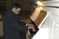 Grudzień dał koncert w Pabianicach w kościele ewangelickim w 2005 r.