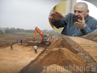 Marcin Lewandowski rozkopuje teren pod budowę IKEA