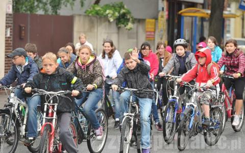Z okazji Dnia Dziecka uczniowie pabianickich szkół wzięli udział w rajdzie rowerowym. Jechało około 600 rowerzystów