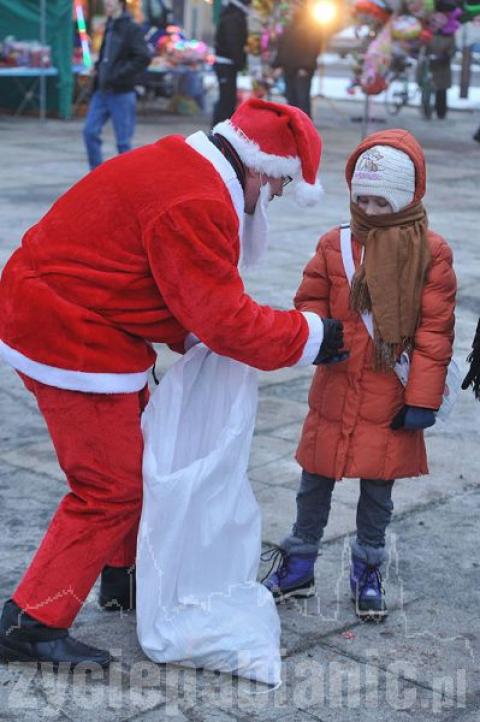 Było ognisko, kiełbaski a prezydent Dychto w czapce św. Mikołaja rozdawał cukierki.