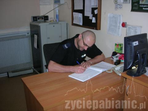 Starszy sierżant Dariusz Łechtański pracuje w sekcji prewencji KPP 