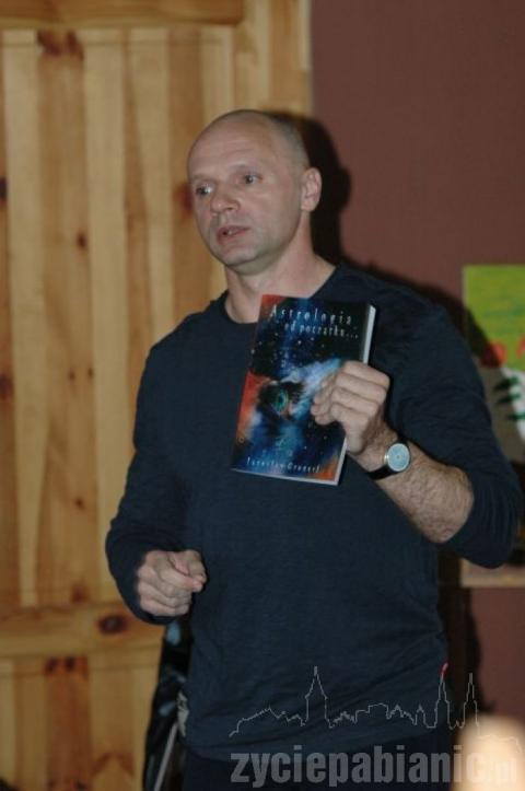 Gronert podczas prezentacji pierwszej książki w kawiarni 7 Niebo