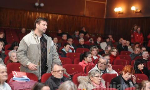 Leszek Miller przyjechał do Pabianic rozmawiać z mieszkańcami o referendum w sprawie wydłużenia wieku emerytalnego. Spotkanie odbyło się w kinie Tomi.
