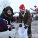 Było ognisko, kiełbaski a prezydent Dychto w czapce św. Mikołaja rozdawał cukierki.