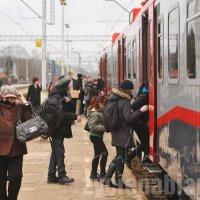Pociąg przyjechał z Łodzi pełny. Nie było miejsc siedzących. Wielu pasażerów stało w korytarzach. Mimo to pasażerowie nie narzekali. 
