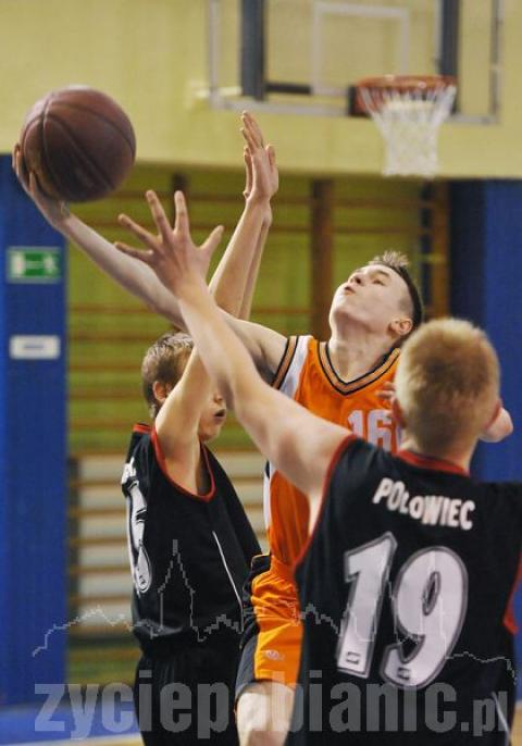 Rozpoczęły się eliminacje do ćwierćfinałów Mistrzostw Polski młodzików starszych w koszykówce.