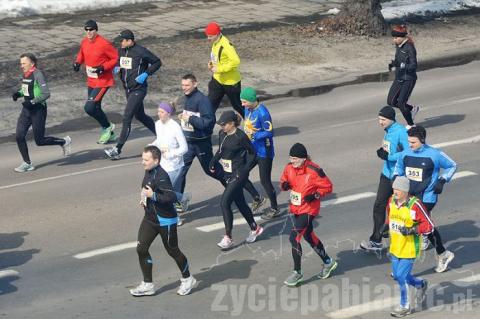 Kilkuset biegaczy wzięło udział w III Pabianickim Półmaratonie ZHP. Wcześniej kobiety ścigały się na szpilkach