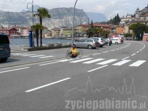 Niepełnosprawny kolarz z Pabianic jedzie na specjalnym rowerze dookoła Europy. We wtorek dotarł do Paryża i udzielał wywiadów