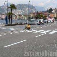 Niepełnosprawny kolarz z Pabianic jedzie na specjalnym rowerze dookoła Europy. We wtorek dotarł do Paryża i udzielał wywiadów