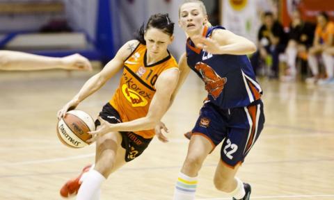 Katarzyna Szymańska (z piłką) rzuciła 12 punktów dla zespołu z Pabianic