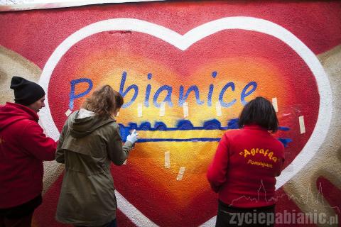 Kruk i wolontariusze malują nowy mural