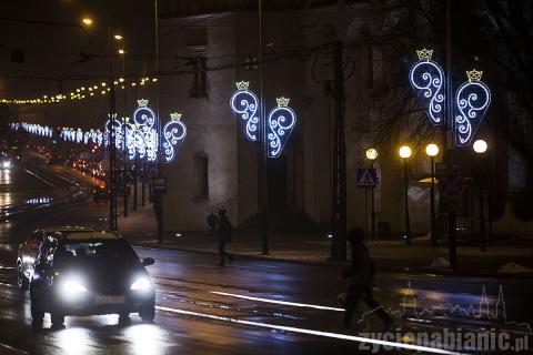 Od dziś główną ulicę miasta rozświetlają świąteczne dekoracje