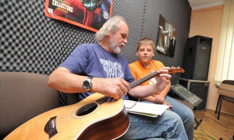 Grzegorz Małolepszy uczy w MOK-u gry na gitarze