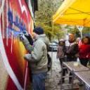 Kruk i wolontariusze malują nowy mural