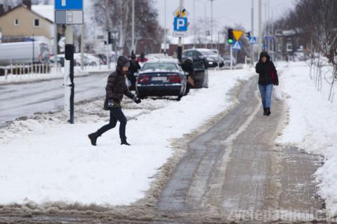Nieodśnieżone przejścia dla pieszych. Od chodnika muszą pokonać zwały śniegu zgarniętego z jezdni