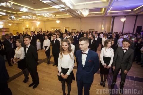 Licealiści zatańczyli poloneza