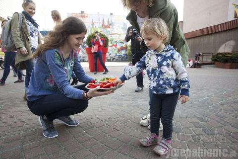 Wolontariusze „Agrafki” przebrani za warzywa i owoce promowali zdrowy styl życia