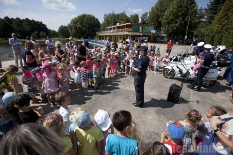 Dzieciaki podziwiały policyjne motocykle, strażackie wozy i cieszyły się z opasek