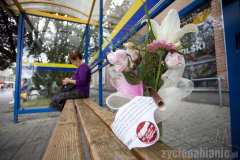 Na przystankach, dworcu i wielu innych miejscach pojawiły się bukiety kwiatów