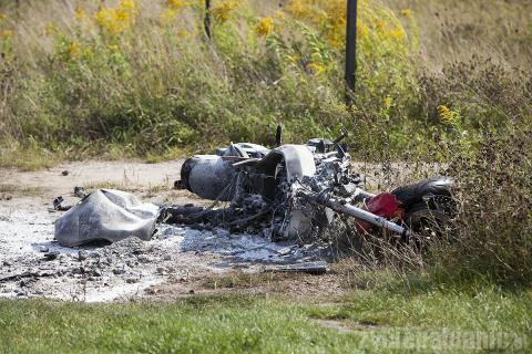 Po zderzeniu z samochodem osobowym motocykl się zapalił