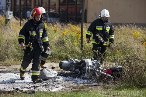 Po zderzeniu z samochodem osobowym motocykl się zapalił