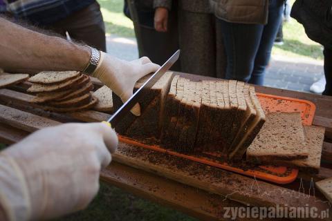 Pabianiczanie zajadają chleb ze smalcem, pieczone kartofle i kiełbasę