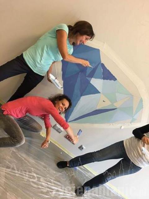 Kruk i wolontariusze z "Agrafki" malują mural dla podopiecznych WTZ. Pomagają im uczniowie z ZS 3 i z ZS 2.