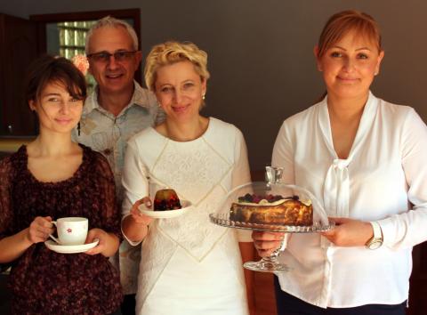 Właścicielka Katarzyna Paradowska (druga z prawej) z koleżanką Emilią (z prawej), córką Karoliną i mężem Marcinem
