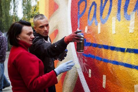 Adam "Kruk" Wirski tworzył już murale razem z wolontariuszami 