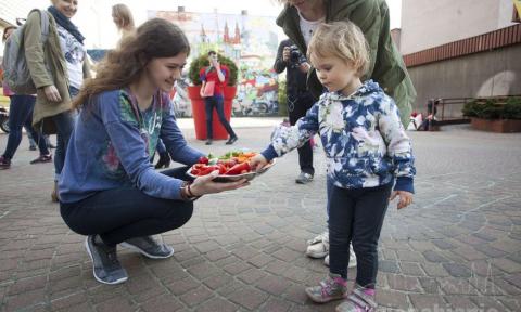 Wolontariusze „Agrafki” przebrani za warzywa i owoce promowali zdrowy styl życia