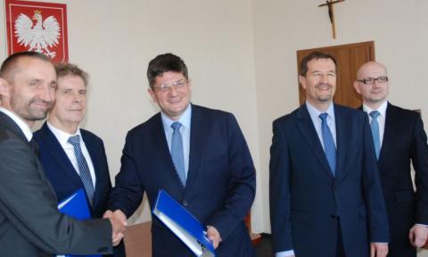 Podpisanie umowy (od lewej): Marek Tobiacelli, dyrektor pionu efektywności energetycznej w Siemens sp. z o.o., prezydent Grzegorz Mackiewicz i Robert Makuch, dyrektor finansowy w Siemens sp. z o.o